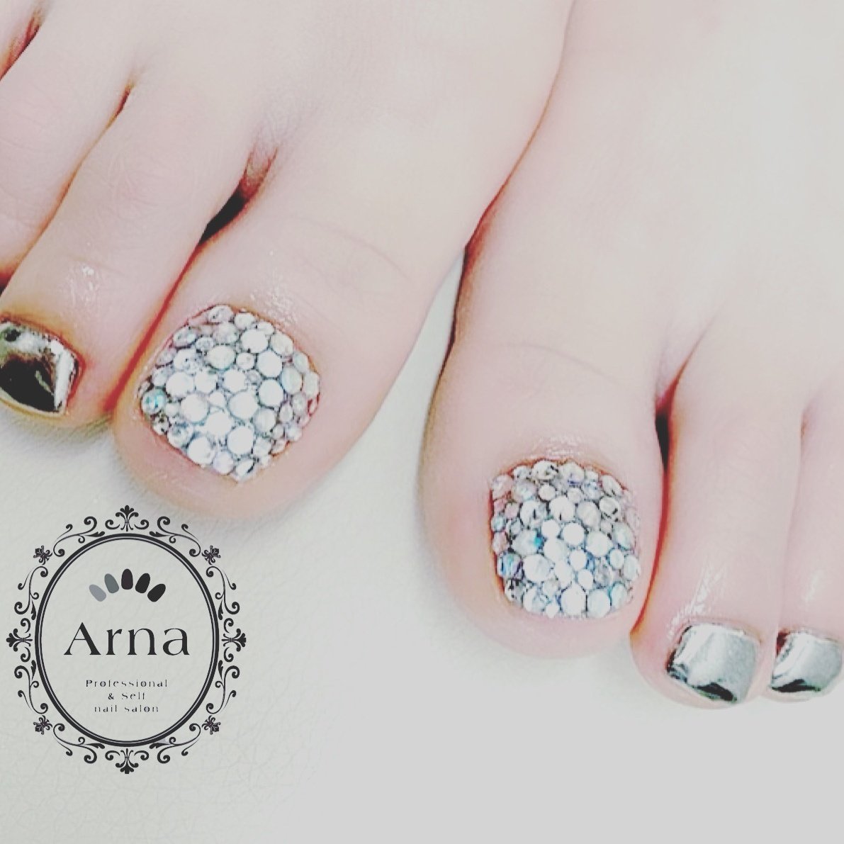 フット ラメ ビジュー ミラー シルバー Nailsalon Arnaのネイルデザイン No ネイルブック