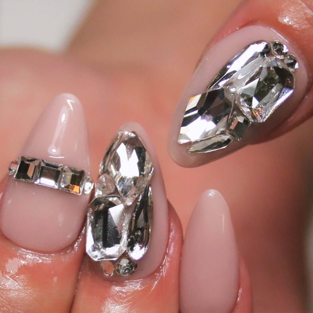 ハンド ワンカラー ビジュー デコ ミディアム Homesalon Mnail Minamiのネイルデザイン No ネイルブック