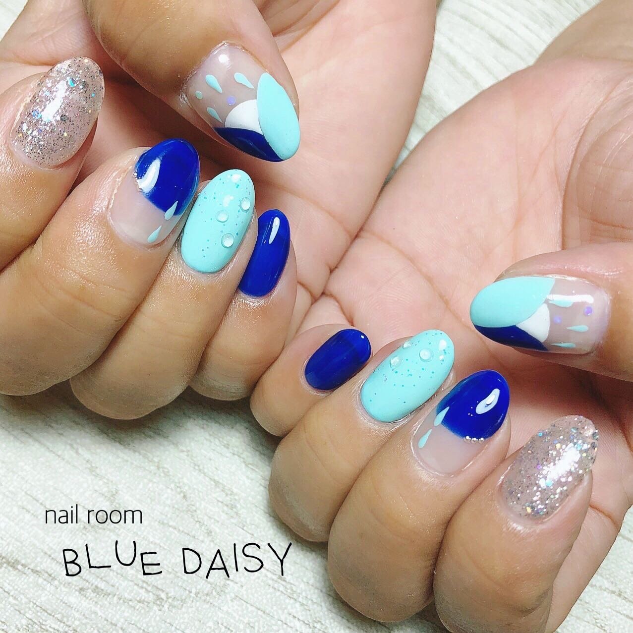 夏 梅雨 ハンド 変形フレンチ ラメ Blue Daisyのネイルデザイン No ネイルブック