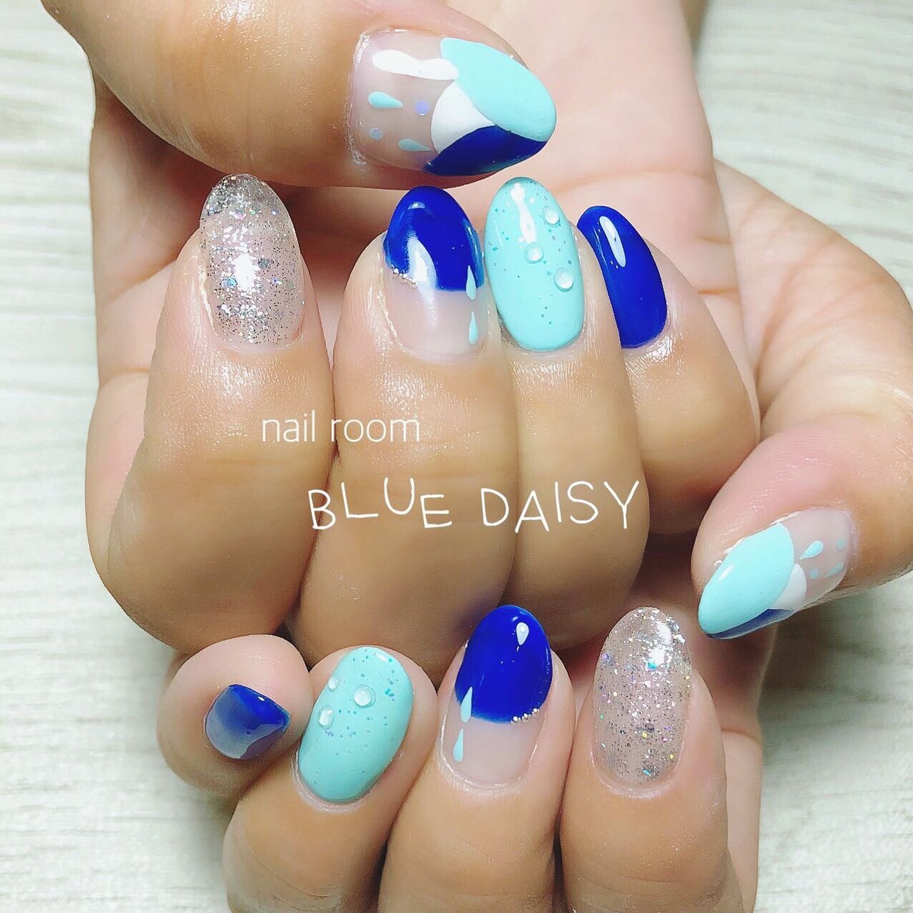 夏 梅雨 ハンド 変形フレンチ ラメ Blue Daisyのネイルデザイン No ネイルブック