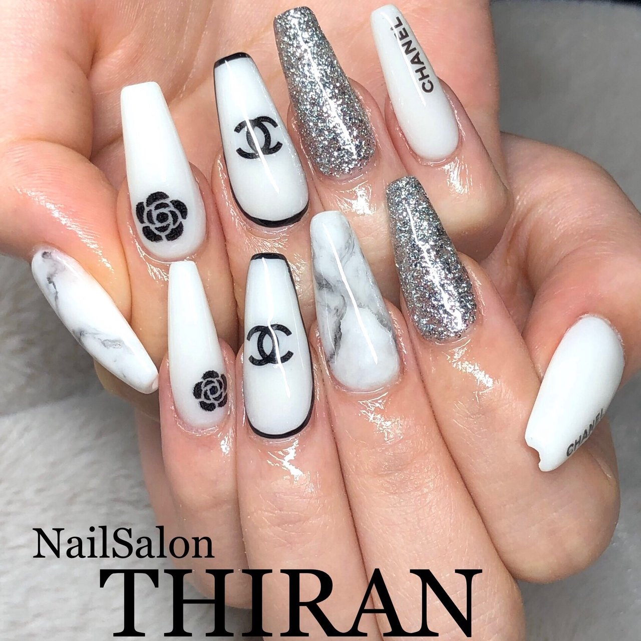 オールシーズン ハンド ラメ イニシャル 大理石 Nailsalon Thiranのネイルデザイン No ネイルブック