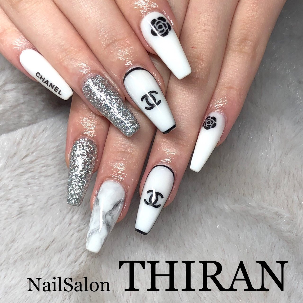 オールシーズン ハンド ラメ イニシャル 大理石 Nailsalon Thiranのネイルデザイン No ネイルブック