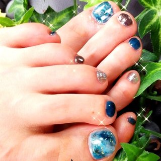 (*´･ω･｀)💅はじめましてのお客様😊 
お仕事柄ハンド💅が出来ないとの事
それでは👣💅フットでとご希望の
design・colorをarrangeして🙆

blueっぽく見えるけど…深いgreen💚
お客様のご希望で✨ラメ&Silverを
１本づつ🎨大理石もニュアンスボケ
✨✨キラキラ感が素敵でした😊

パーツはつけないと言われたので
金箔を少し散らしてみました😊

新規様でしたが😂話が合う❤️
とても楽しい時間でした😊

素敵なお客様が多くて有難いです😍

次回楽しみにお待ちしております🐥

ネイルブック📖からの予約受付開始しました。
完全予約制で当日予約は、受けつけておりません😢

LINE・ID(友達登録)tencoro123

Instagram・@tencoro123

LINE・Instagramから(DM.メッセージ)💌ご予約確認お願い致します🐥 #夏 #梅雨 #海 #リゾート #フット #シンプル #大理石 #ニュアンス #ミラー #ターコイズ #ネイビー #シルバー #ジェルネイル #お客様 #tencoro123 #ネイルブック