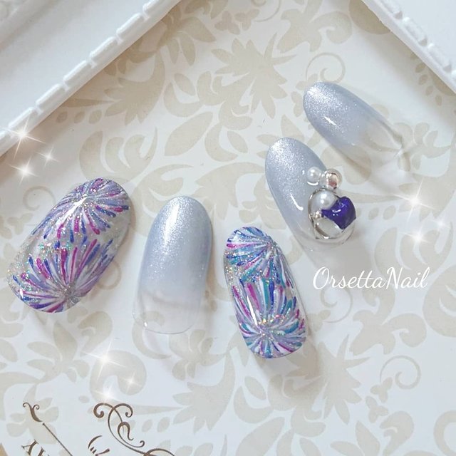 彩り豊かな花火ネイルを指先に咲かせましょ