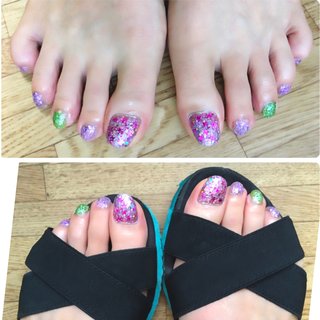 bling bling #glitternails 両中指以外ベースカラーにTMマニキュア（ピンクミックススパングル）、TMマニキュア（スパングルパープル）を重ね塗り→

※両親指はピンクのグリッターを全体的にのせ
丸ホロを適当に散らしてからクリアマニキュアを塗り、パープルクラッシュホロを全体的にのせ濃いピンクの星ホロを満遍なく配置
トップコートを塗り完成。

→他指は乾く前にパープルのクラッシュホロを全体的にのせる上からスパングルパープルをぬり
トップコートを塗り完成。

中指はベースカラーにmio（イエローグリーンラメカラー）を塗る
クリアマニキュアを塗り乾く前にグリーングリッターを全体的にのせトップコートを塗り完成。
☆サンダル映えするように色味があってキラキラにしてみました。
#グリッターネイル #ラメ #ホログラム #ピンク #pinknails #グリーン #green #ミディアム #夏 #フット #パーティー #浴衣 #リゾート #海 #パープル #セルフネイル #女子会 #nail #ネイル #フットネイル #ライブ #かわいい #pink #パーティ #プチプラ #マニキュア #purple #簡単 #セルフ #100均ネイル #春 #夏 #海 #ライブ #フット #ホログラム #ラメ #星 #ミディアム #ピンク #グリーン #パープル #マニキュア #セルフネイル #10305 #ネイルブック
