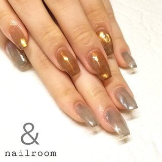 ニュアンスミラーネイル 
お写真では分かりずらいですが
全体ではなく部分的に
ミラー入れてます🤭❤

参考画像より💅
ネイルの投稿は時差がありますので
ご了承ください。
✁┈┈┈┈┈┈┈┈┈┈┈┈．
今まで通り衛生管理を徹底して
営業させて頂いております😊
御来店の際にはお客様にも
手洗い･マスク着用をお願いしております。

また、アートネイルをするお客様には
オフセットの購入をおすすめしております。
まずは移らない･移さない努力を
続ける事は大切ですが
少しでもアートを楽しみ
自分の身も守る為に体調を崩された場合
ご自身でネイルオフをして
病院に向かって頂きたいと思ってます。
詳しい事はまた施術の際に
お伝えさせて頂いております😊

#福井ネイル#ネイルサロン福井#アートし放題#ジェルネイル#ジェリップ取り扱い店#美爪#艶々ワンカラー#綺麗のお手伝いさせてください#nailroomand#お爪のお悩み解決します#kokoist#フットネイル#デコラティブネイル#アイスネイル#ニュアンス #春 #夏 #オールシーズン #ハンド #シンプル #シースルー #ニュアンス #ミラー #ロング #オレンジ #グレー #シルバー #ジェルネイル #お客様 #nailroom ＆ #ネイルブック