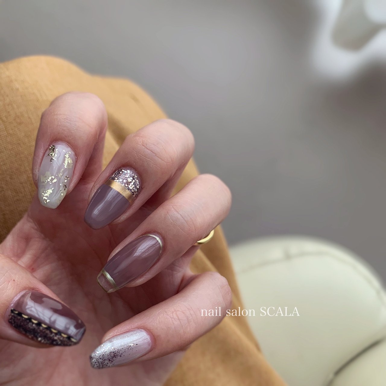 オールシーズン ハンド チェーン ニュアンス ミラー Nail Salon Scalaのネイルデザイン No ネイルブック