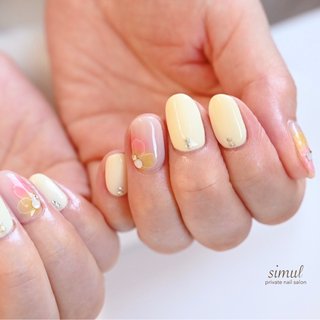 ＊ぼかしカラーのお花ネイル＊ ・
・
はっきりした色味のピンクと
イエローをぼかして発色はそのままに
柔らかい印象で可愛らしい♡
・
○使用カラー
#フルーリア M44
#リーフジェルプレミアム 23
#ミスミラージュ S52s
#ジェルグラフ 174M
・
・
#7月定額デザイン 
#夏ネイル 
#夏フラワーネイル 
#オーガンジーフラワー 
#イエローネイル 
#パステルイエロー 
#ストーン追加 
#キラキラネイル 
#西調布ネイルサロン 
#調布市 
#プライベートサロン #オールシーズン #ハンド #シンプル #フラワー #イエロー #パステル #ジェルネイル #お客様 #simul-シムール- #ネイルブック