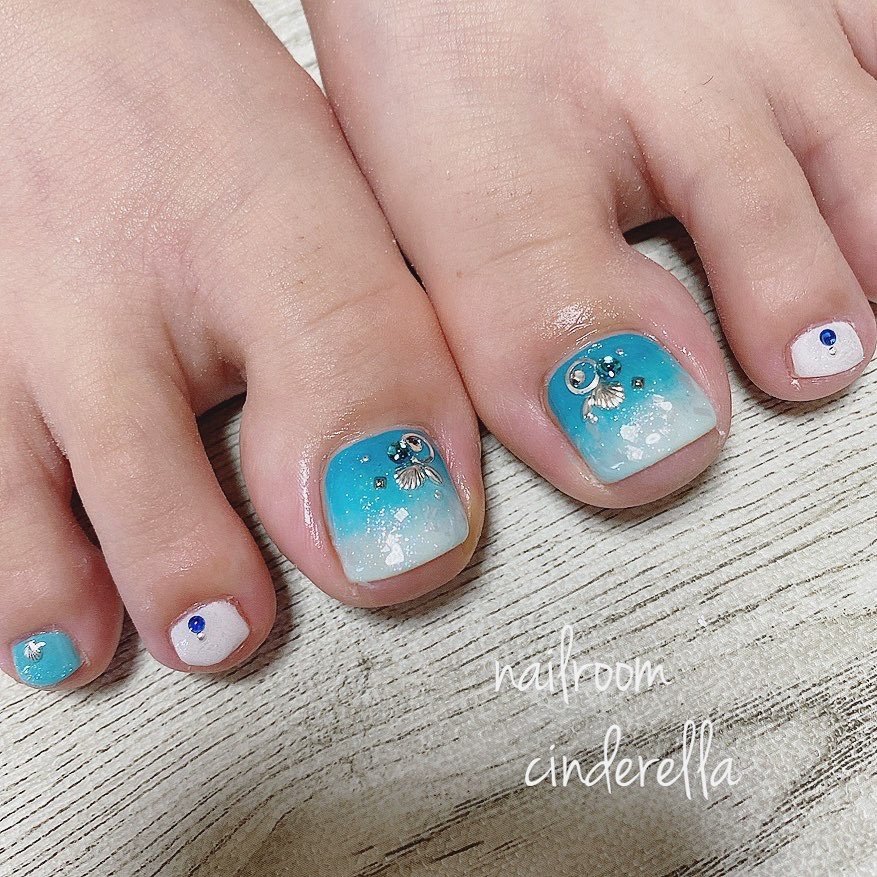 フット グラデーション ワンカラー ビジュー ホワイト Nailroom Cinderellaのネイルデザイン No ネイルブック