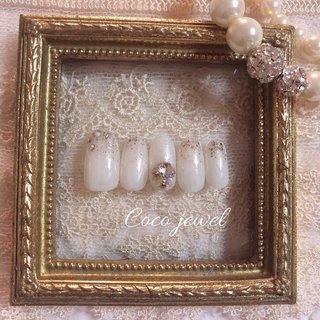 #アートし放題コース💅💕 +オプション Snow white♡ブライダルネイルチップ

ミルキーホワイトのカラーリング
爪先にシルバーのラメとストーンで輝きをプラス

アクセントにビジューを追加しシンプルながらエレガントな印象に♡
(ミディアムオーバル)

#vカットストーン #ブライダル #ハンド #ホワイト #ゴールド #シルバー #sa #ネイルブック