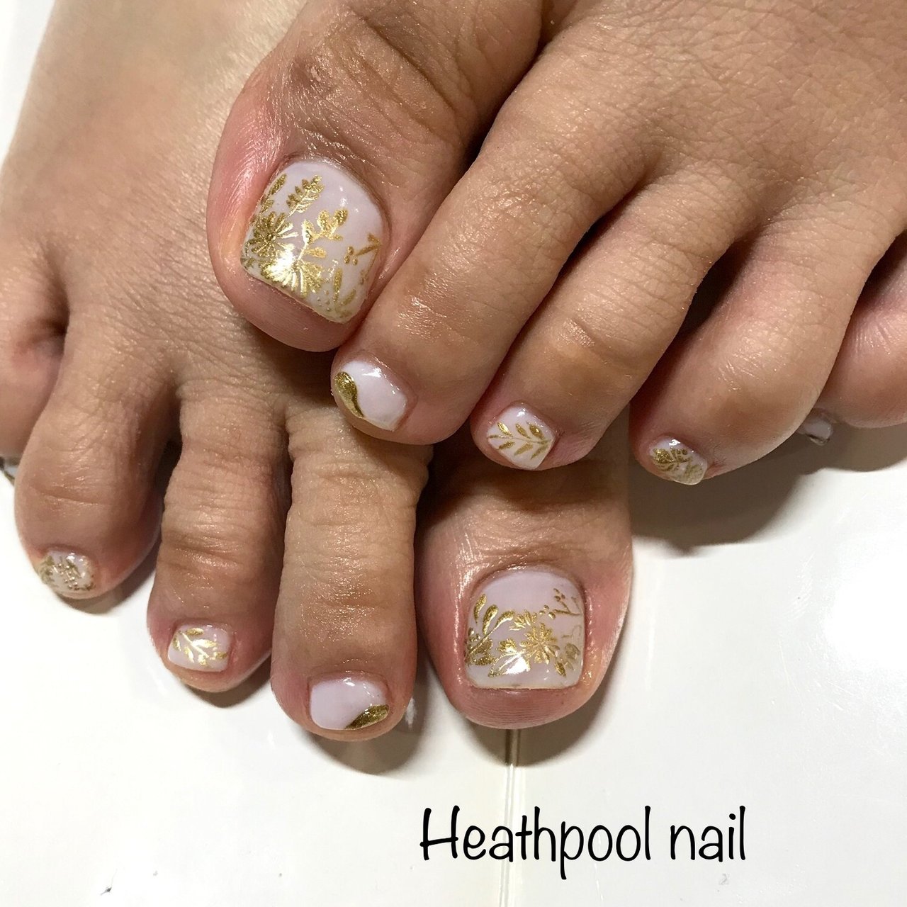 フット ボタニカル ホワイト ゴールド メタリック Heathpoolnailのネイルデザイン No ネイルブック