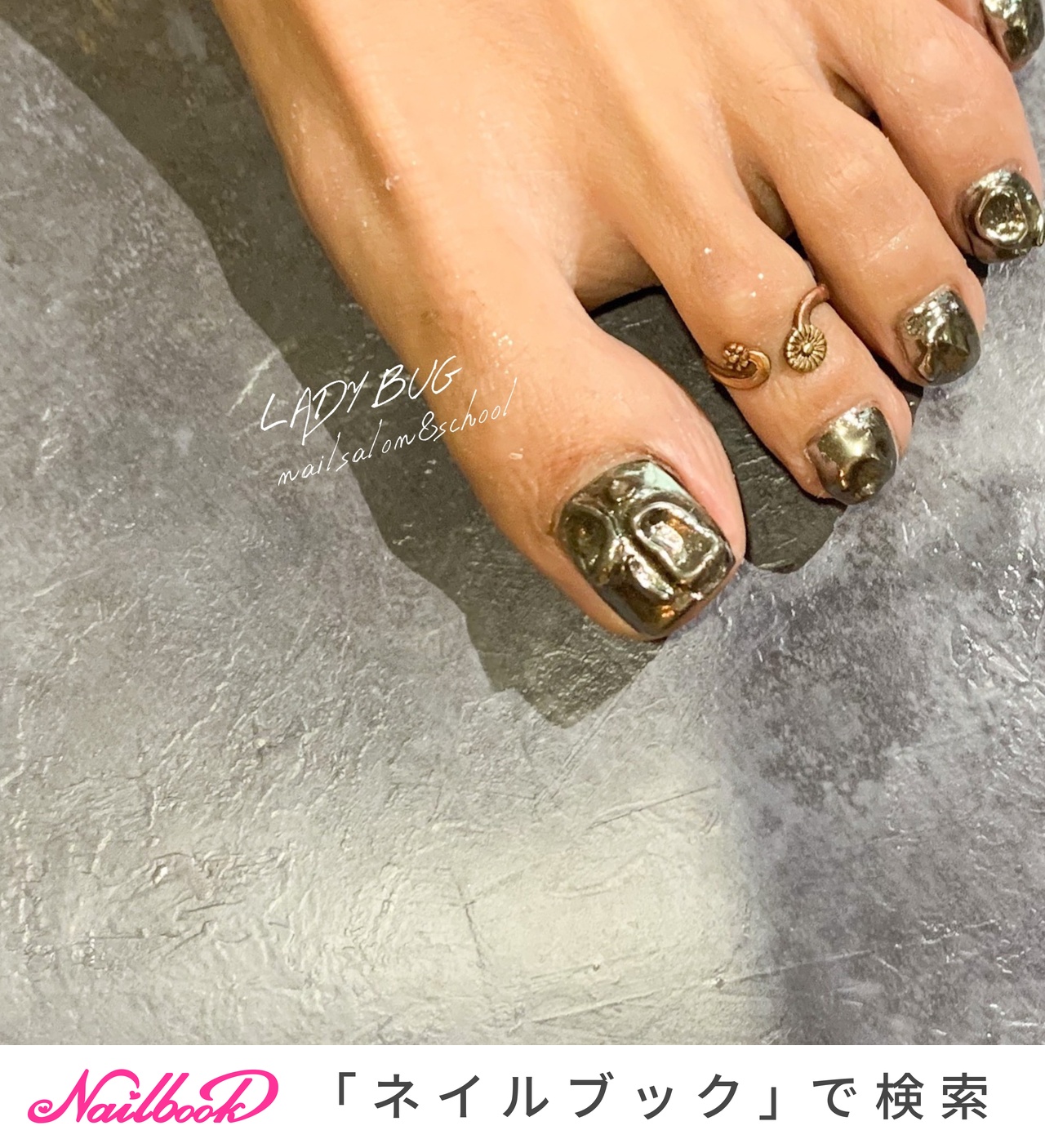 オールシーズン/フット/ミラー/ショート/メタリック - saori nailsalon&school LADY BUGのネイルデザイン[No.5485239]｜ネイルブック
