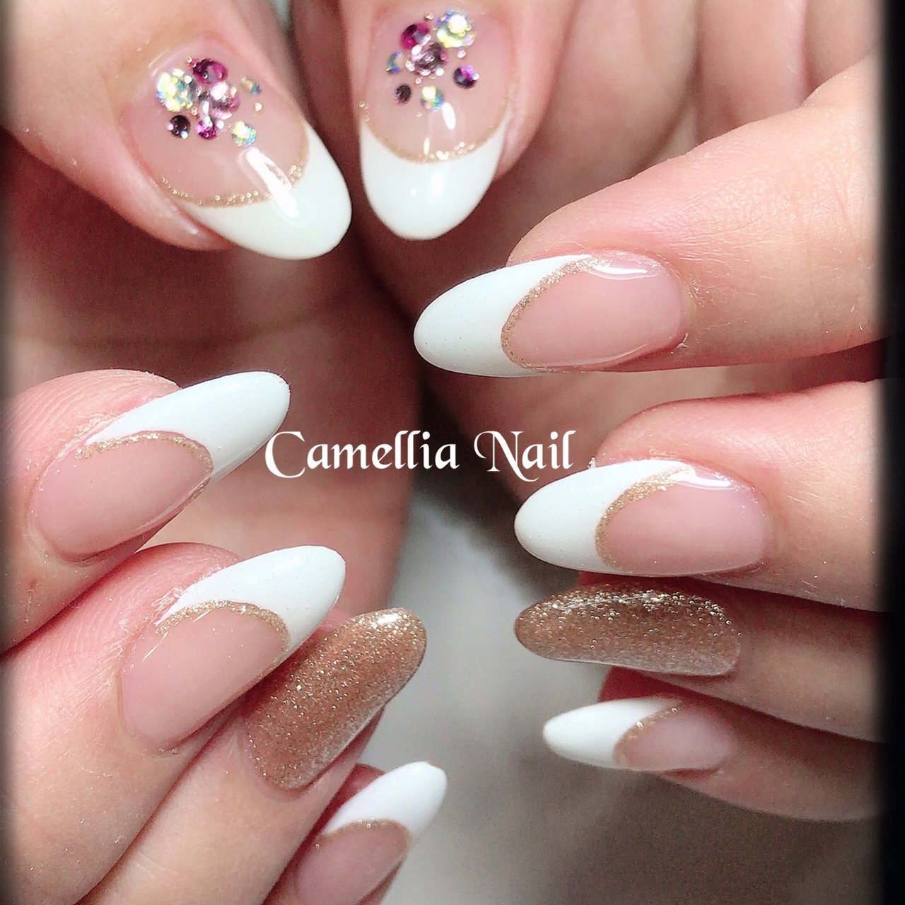 オールシーズン ハンド フレンチ ビジュー ミディアム Camellia Nailのネイルデザイン No ネイルブック
