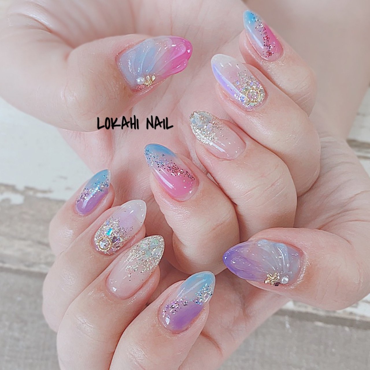 夏 ハンド ホログラム 人魚の鱗 バイカラー Lokahi Nail ロカヒネイルのネイルデザイン No ネイルブック