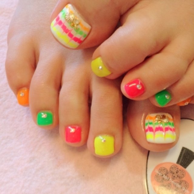 夏 フット ピーコック ショート ネオンカラー Rafs Nailのネイルデザイン No ネイルブック