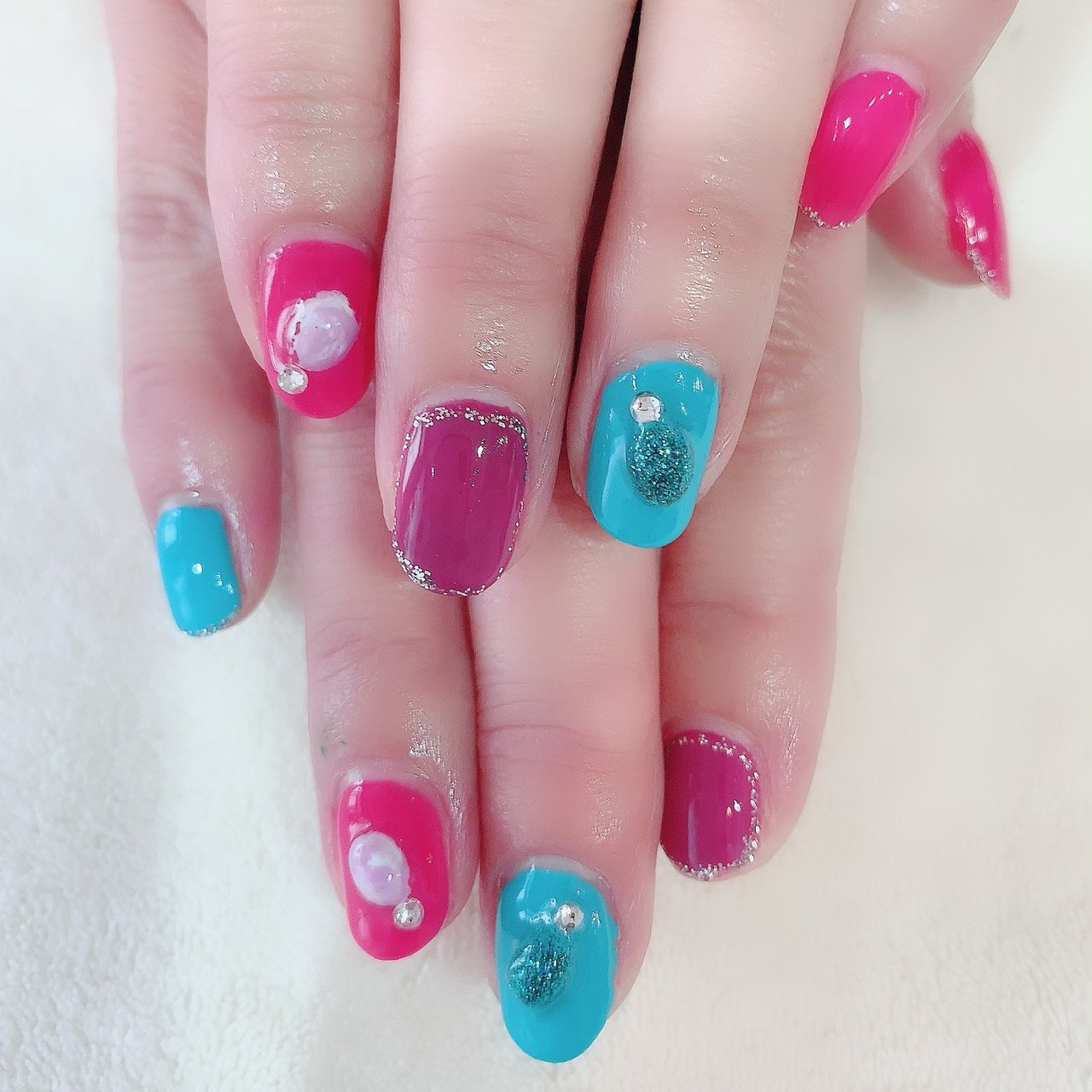 オールシーズン ハンド ワンカラー ビジュー ミディアム Kumiko54のネイルデザイン No ネイルブック
