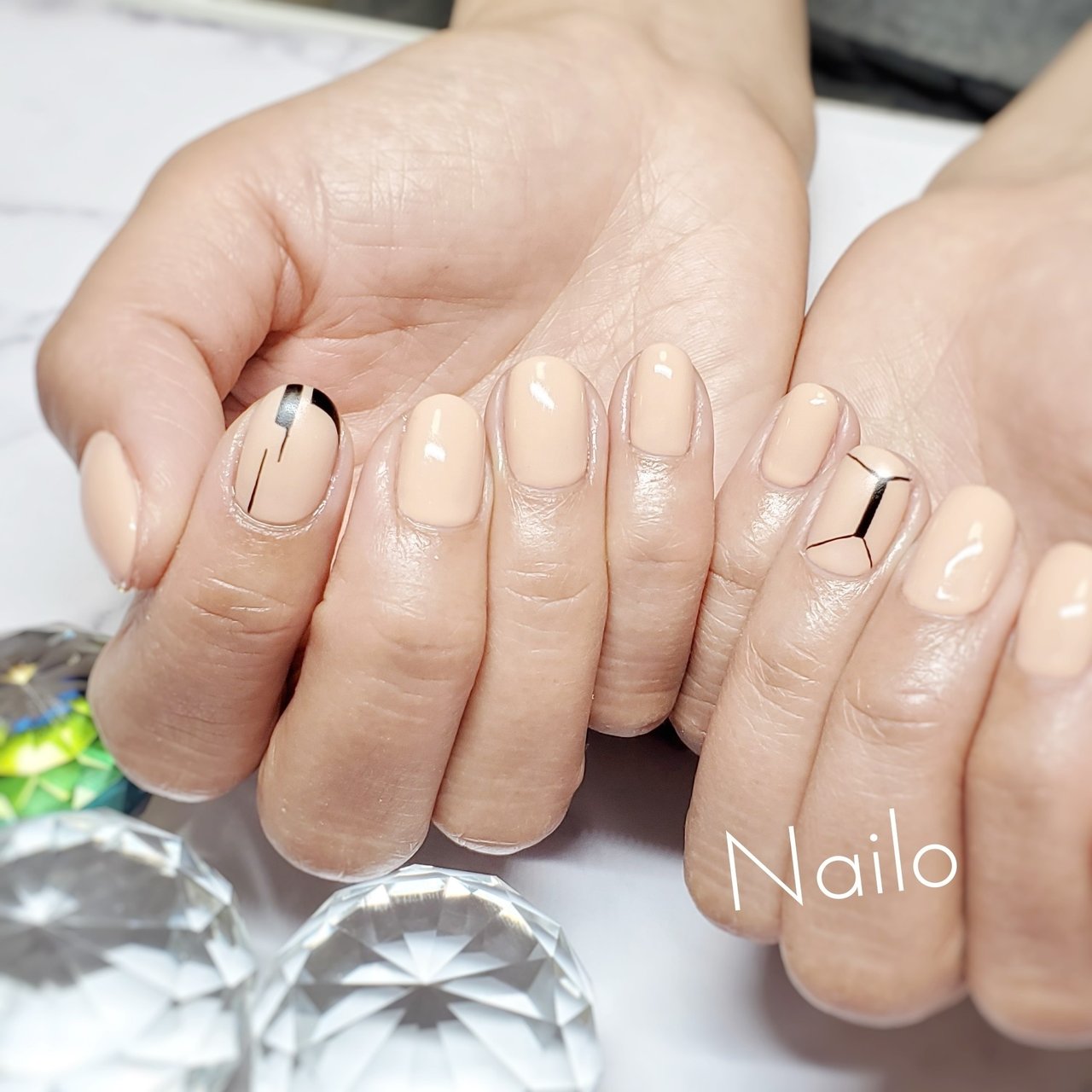 オールシーズン シンプル ワンカラー ジオメトリック ベージュ Nailsalon Nailoのネイルデザイン No ネイルブック