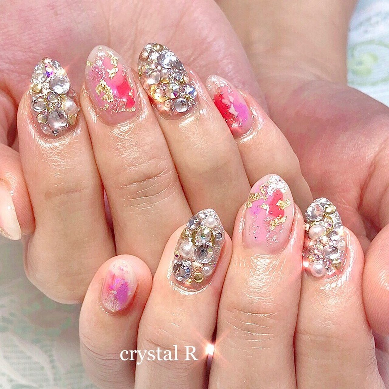 ホワイト ピンク シルバー Crystal R Nail Salon のネイルデザイン No ネイルブック