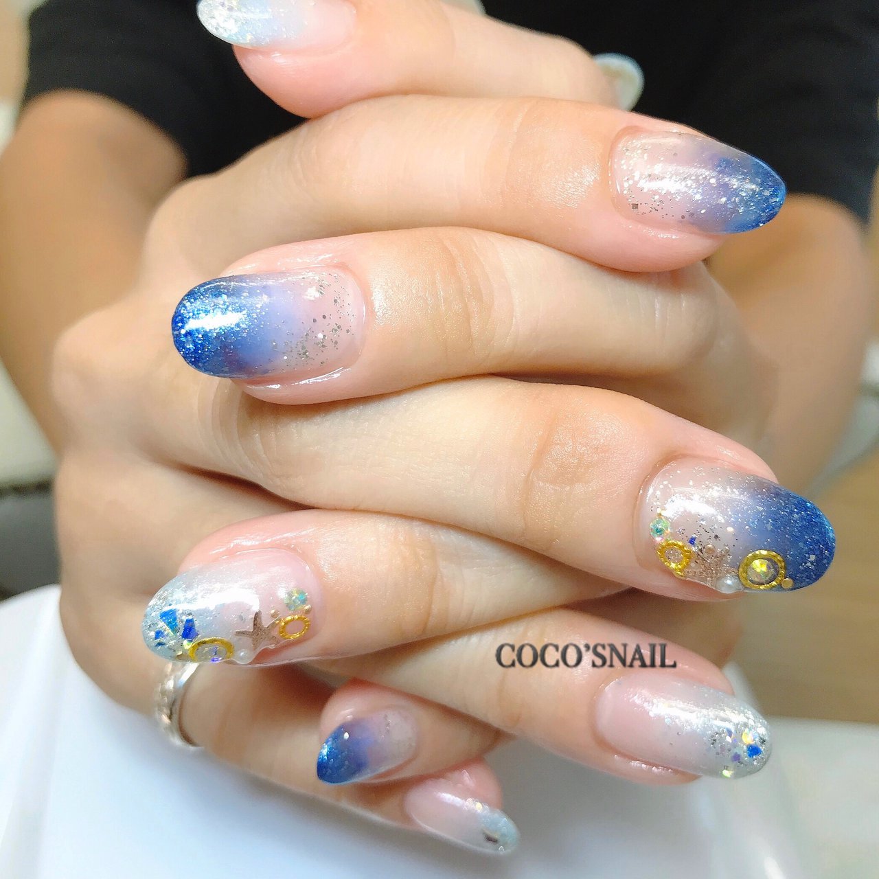 夏 ハンド グラデーション ラメ ショート Coco S Nailのネイルデザイン No ネイルブック