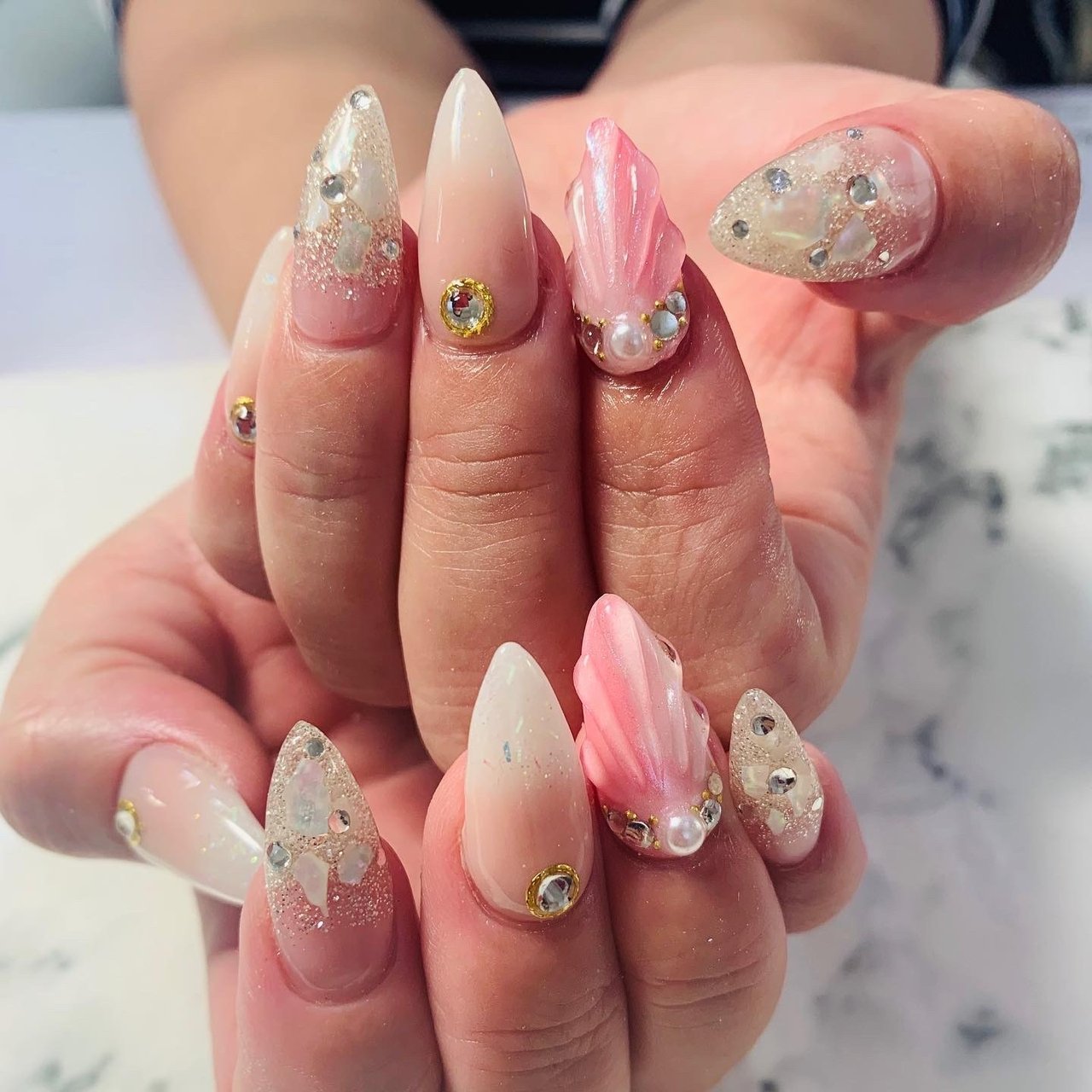 夏 ハンド グラデーション ラメ シェル Tiara Nailのネイルデザイン No ネイルブック