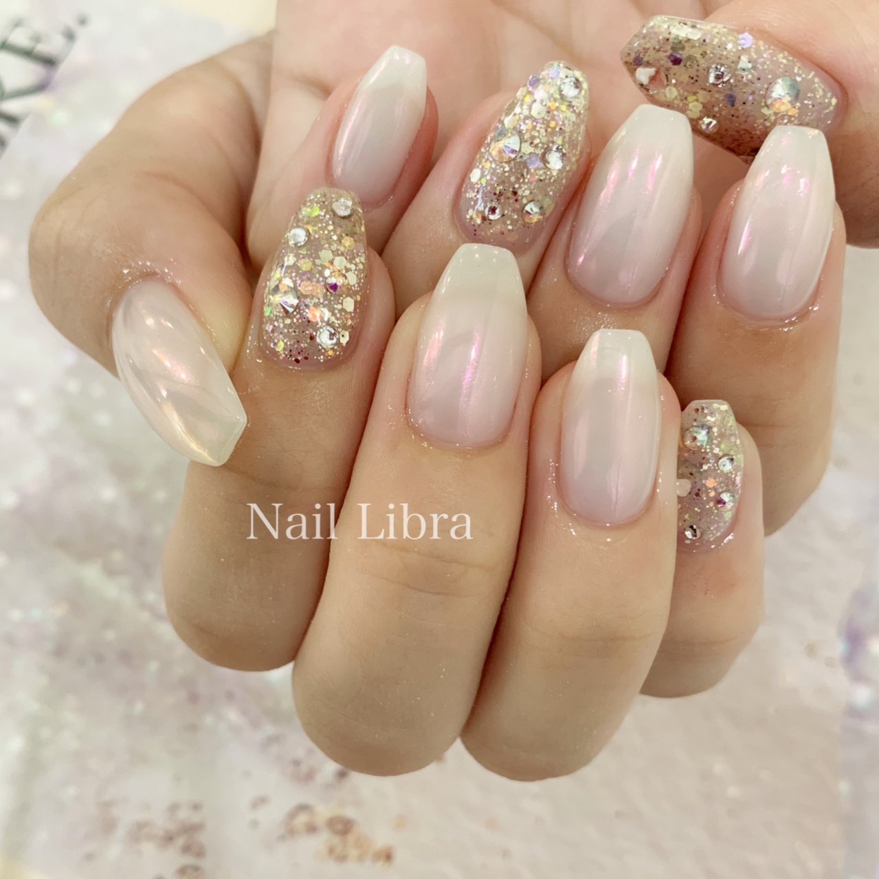 シンプル ホログラム ラメ ミラー ホワイト Nail Libra ネイルリブラ のネイルデザイン No ネイルブック