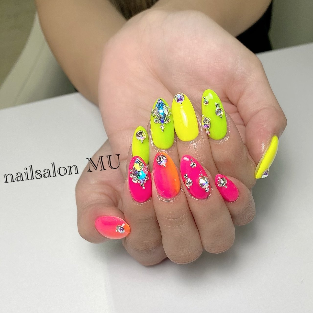 グラデーション ビジュー ピンク イエロー ネオンカラー Nailsalon Mu ミウ のネイルデザイン No ネイルブック