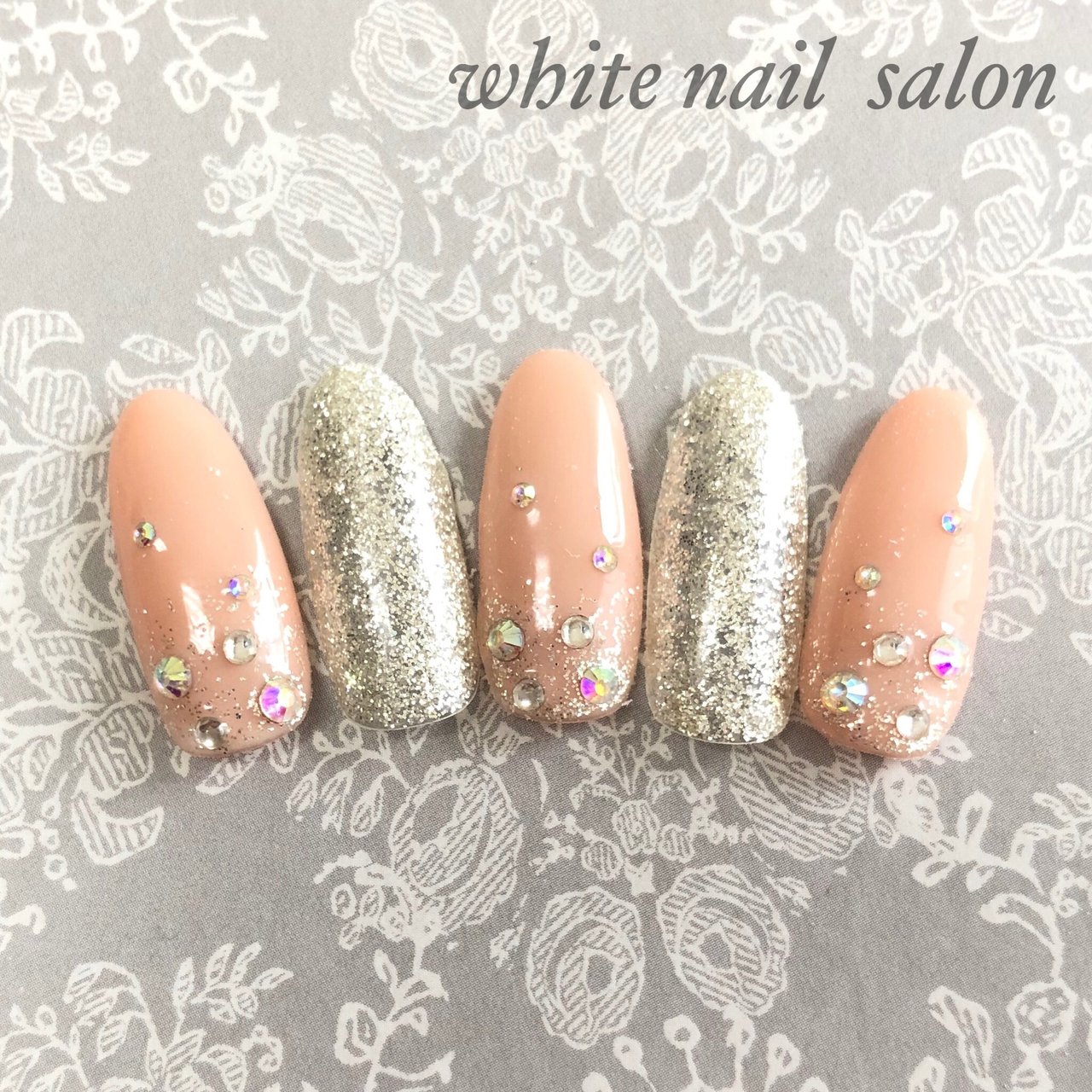 シンプル ラメ ワンカラー ビジュー ジェル White Nail Salonのネイルデザイン No ネイルブック