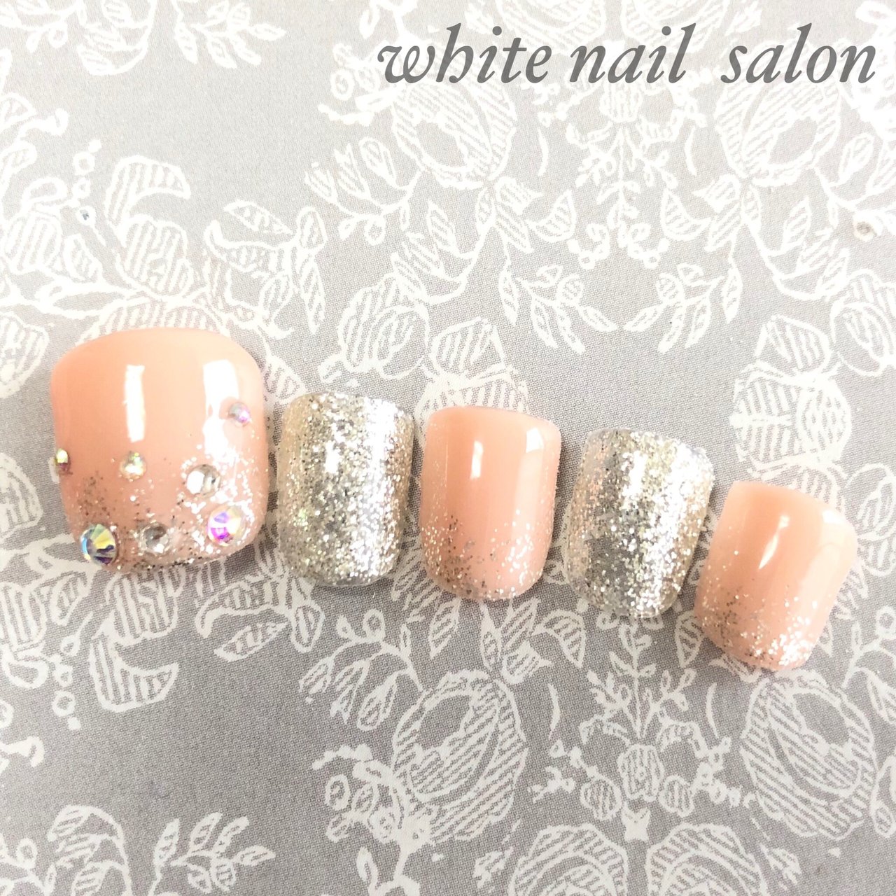 シンプル ラメ ワンカラー ビジュー ジェル White Nail Salonのネイルデザイン No ネイルブック