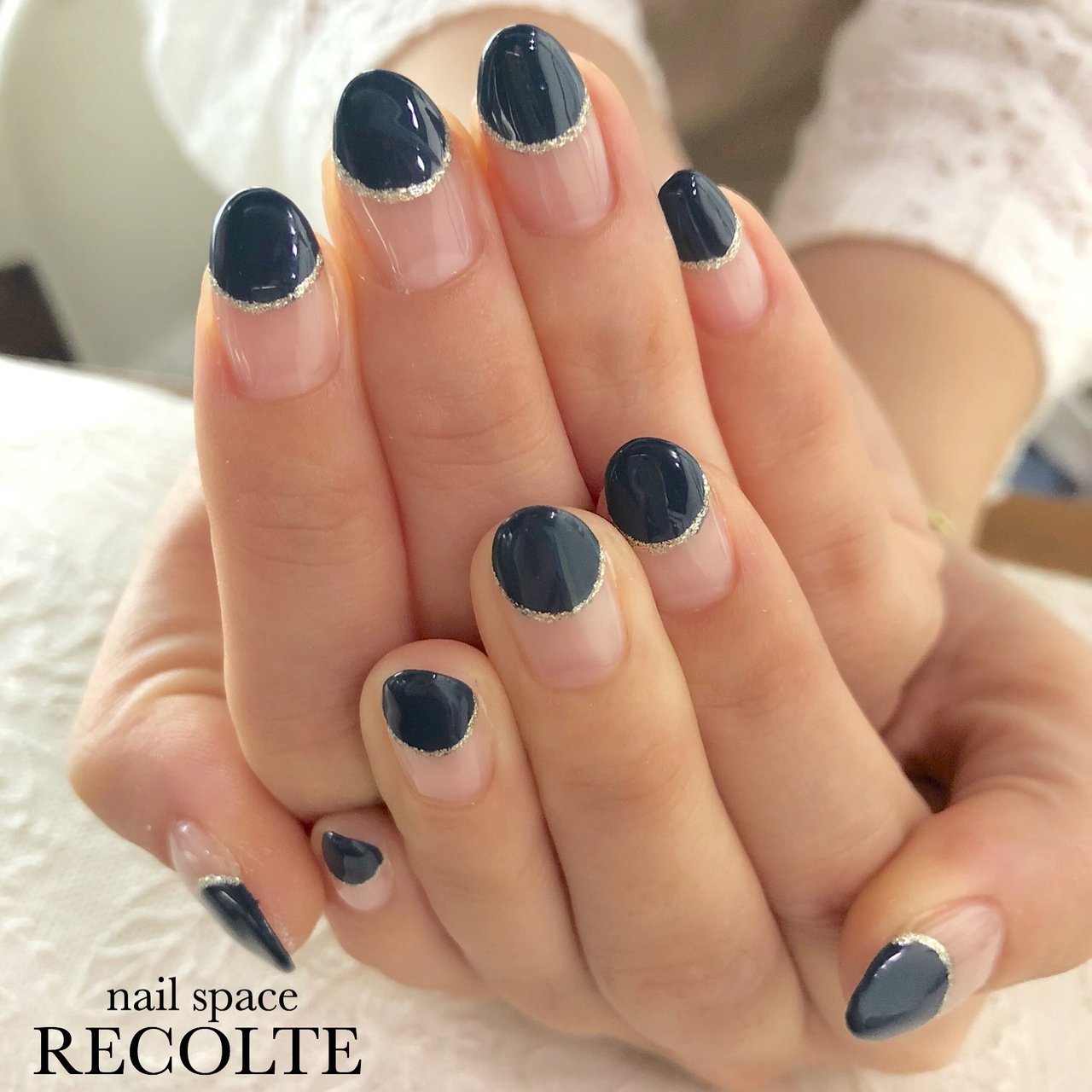 ハンド/変形フレンチ/ラメ/ミディアム/ネイビー - RECOLTEのネイル