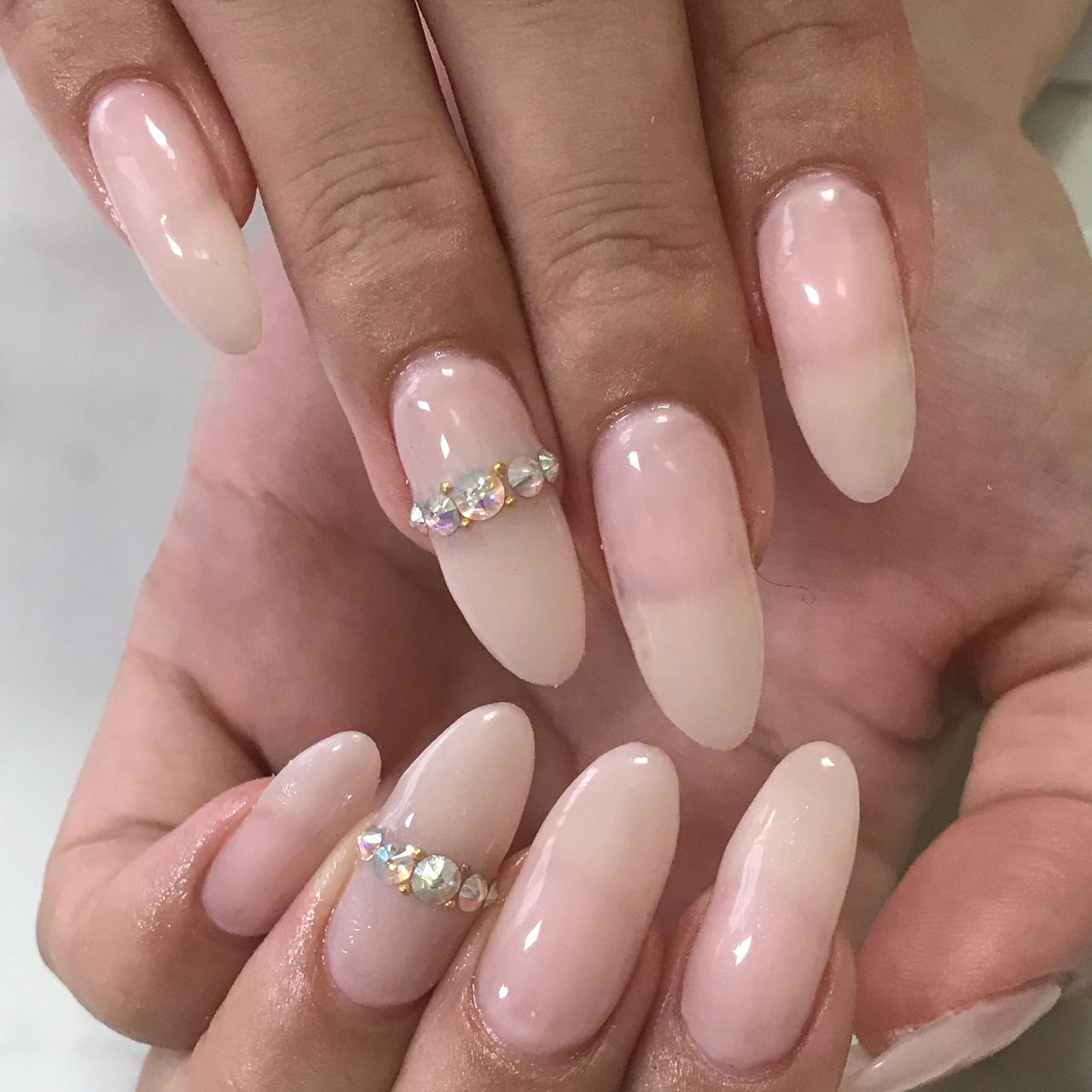 オールシーズン シンプル ワンカラー ビジュー ホワイト Nail Room Amery のネイルデザイン No ネイルブック