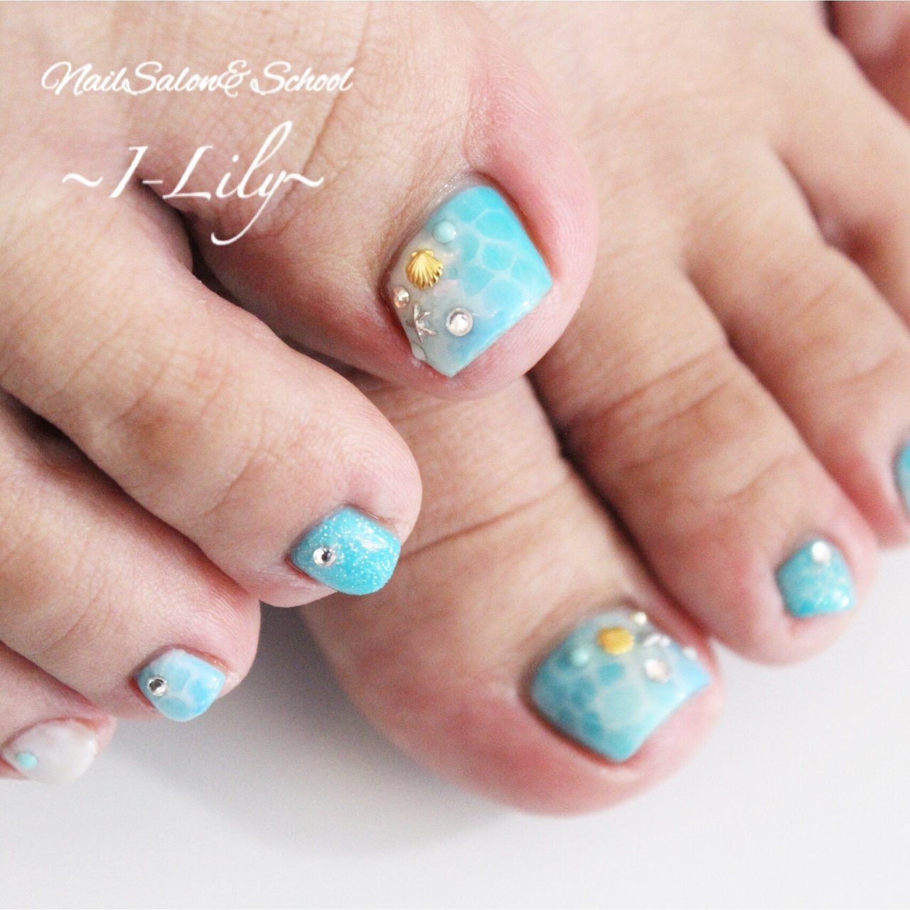 夏 海 リゾート フット ラメ Nailsalon School I Lily アイ リリーのネイルデザイン No ネイルブック