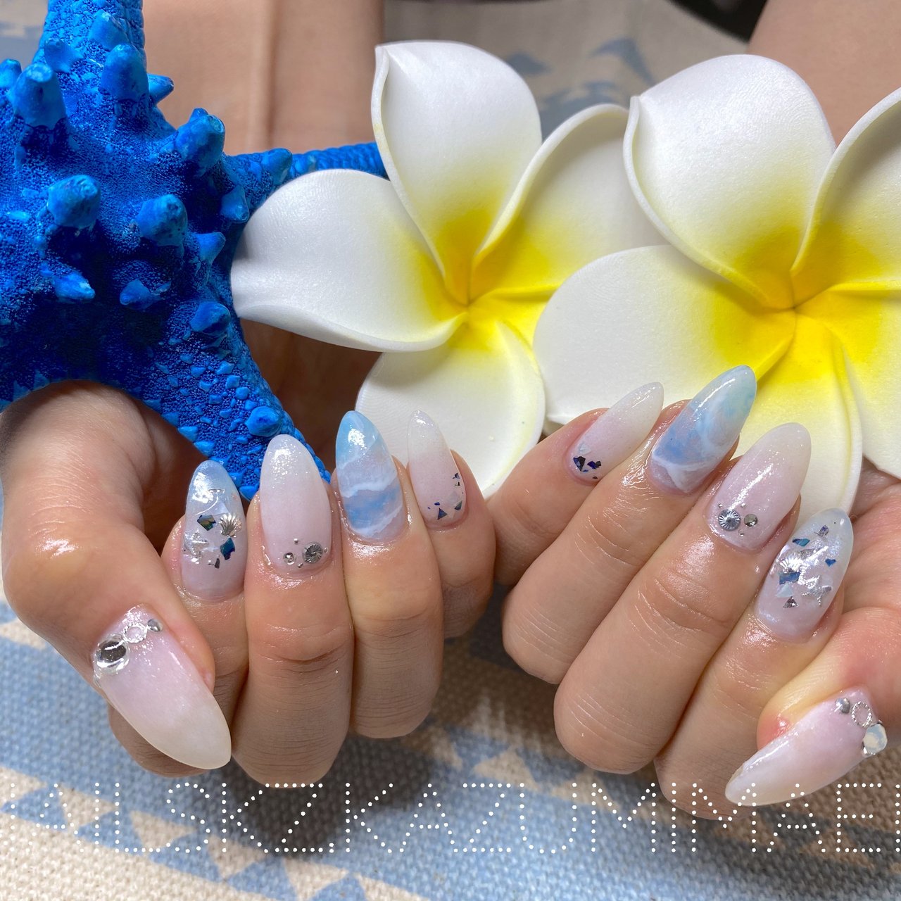 夏 海 リゾート ハンド ラメ Nailskz Kazumimaedaのネイルデザイン No ネイルブック