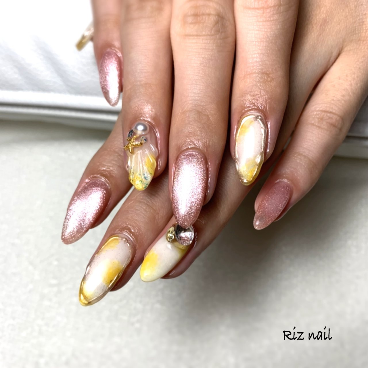 夏 ハンド ビジュー ニュアンス 人魚の鱗 Riz Nail リズネイル のネイルデザイン No ネイルブック