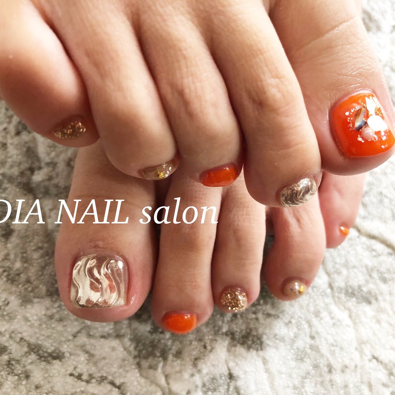 夏 秋 フット オレンジ ゴールド Dia Nail Salonのネイルデザイン No ネイルブック