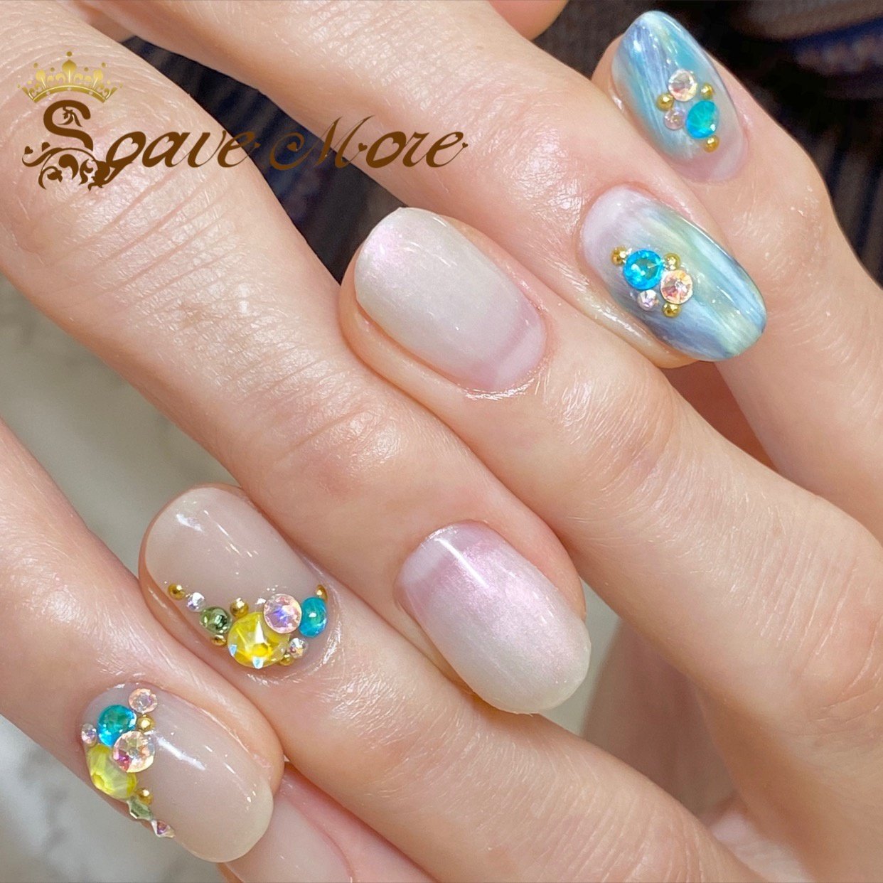 夏 ハンド ワンカラー ビジュー ミディアム Soave More Lisaのネイルデザイン No ネイルブック
