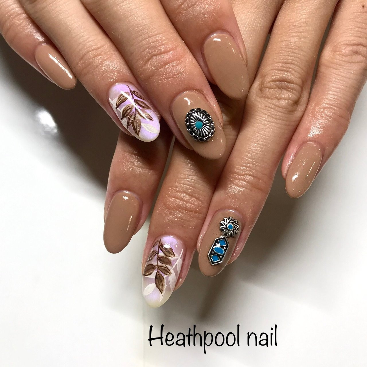 ハンド アンティーク ボタニカル ホワイト ベージュ Heathpoolnailのネイルデザイン No ネイルブック