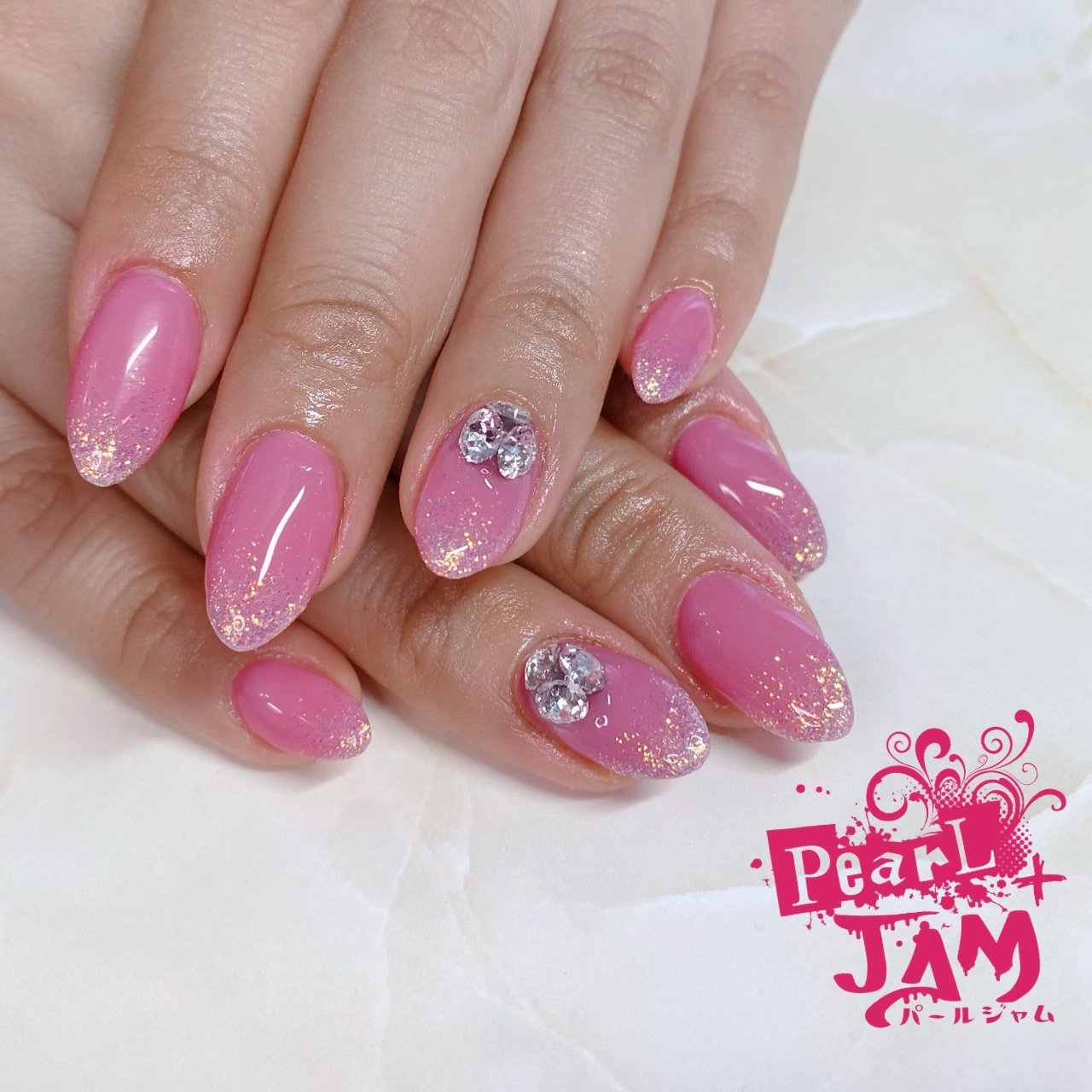 オールシーズン ハンド ラメ ビジュー ミディアム Pearl Jamのネイルデザイン No ネイルブック