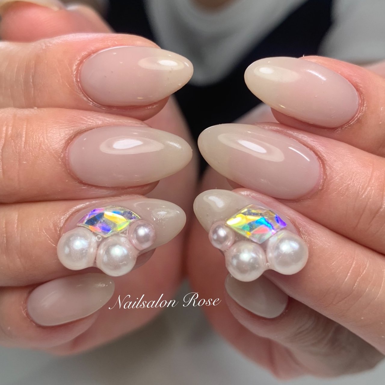 シンプル ワンカラー ビジュー パール グレージュ Nailsalon Roseのネイルデザイン No ネイルブック