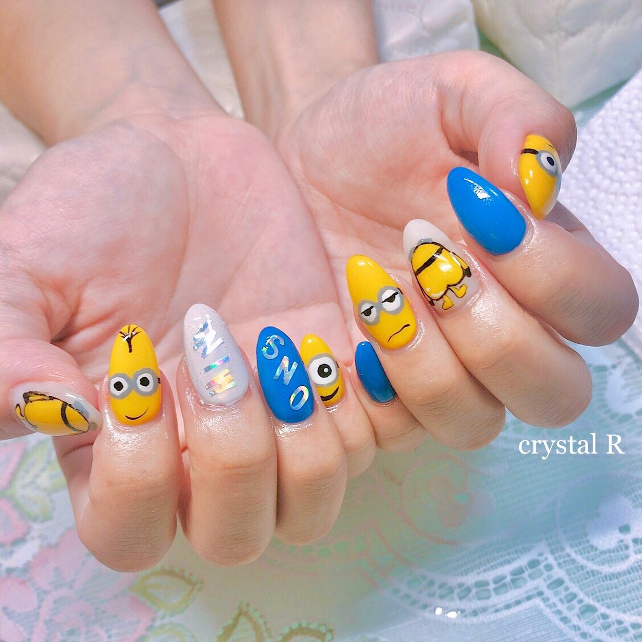 イエロー ブルー Crystal R Nail Salon のネイルデザイン No ネイルブック