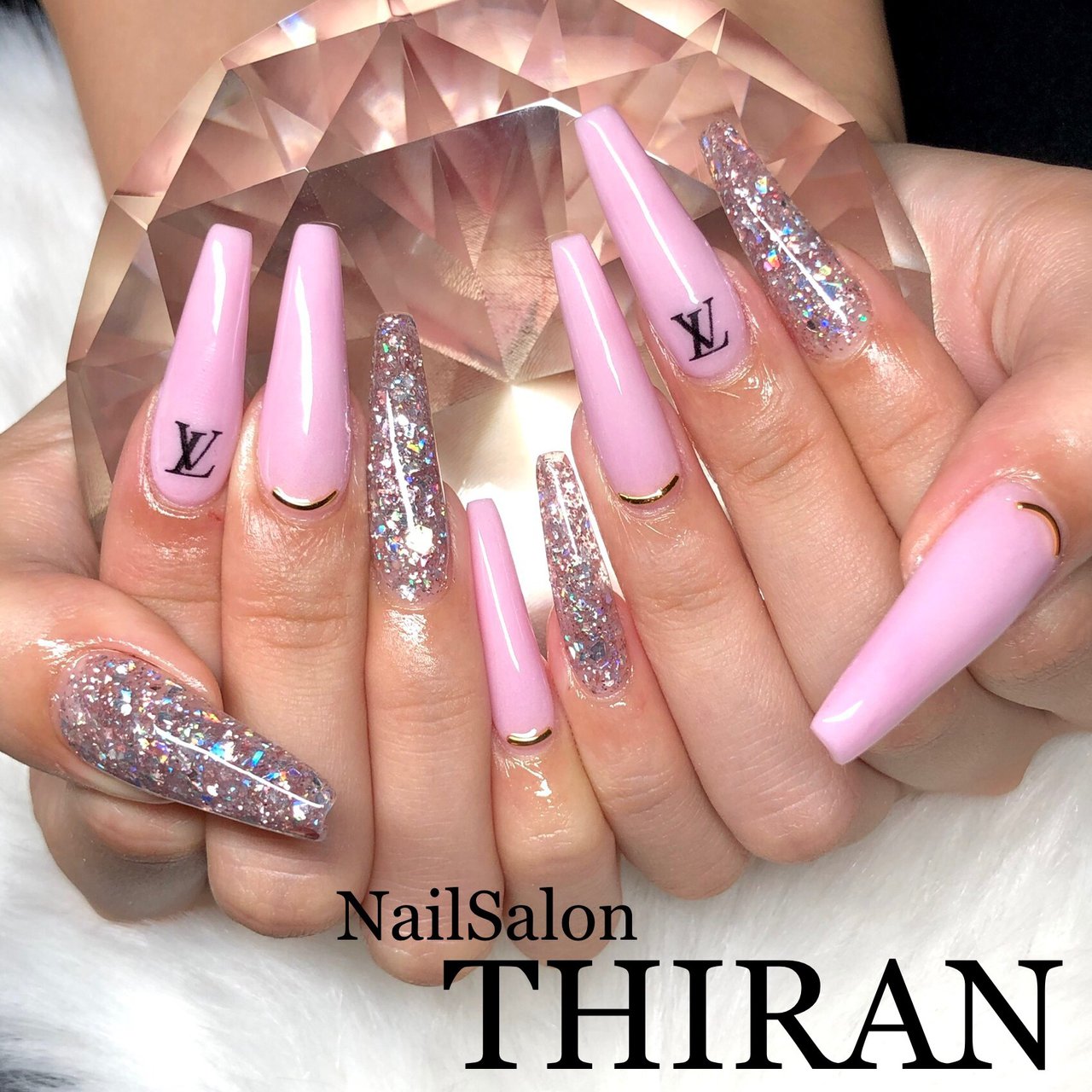 オールシーズン ハンド シンプル ホログラム ラメ Nailsalon Thiranのネイルデザイン No ネイルブック