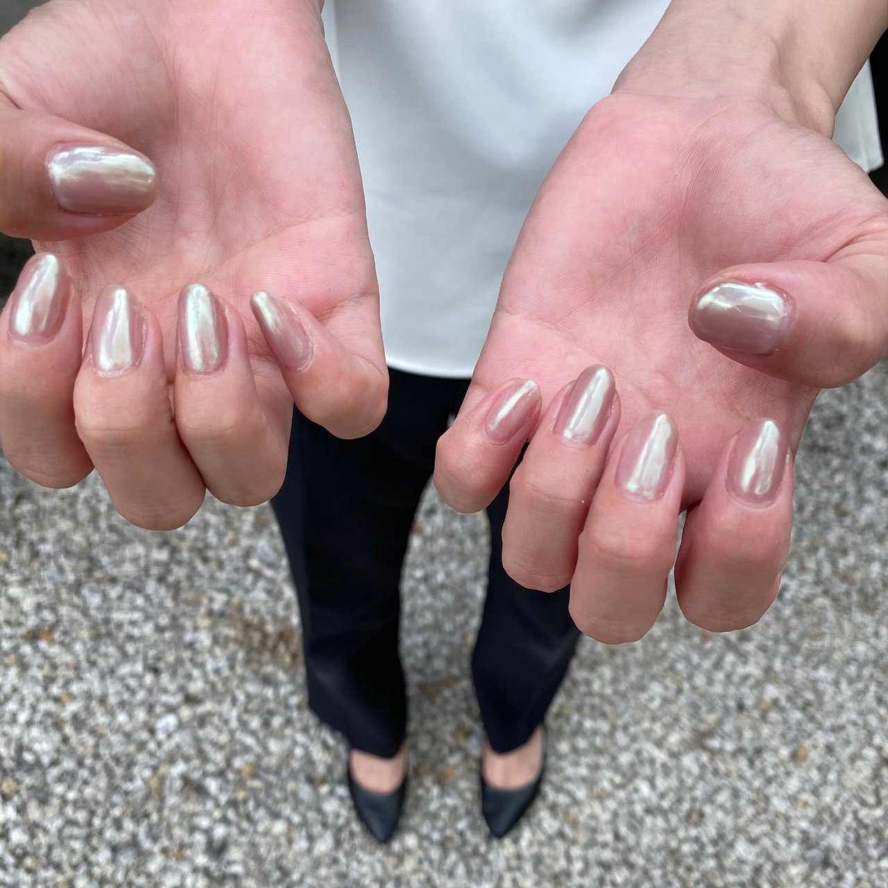 シンプル ワンカラー オーロラ ミラー グレージュ Emma S Nail エマズネイル のネイルデザイン No ネイルブック