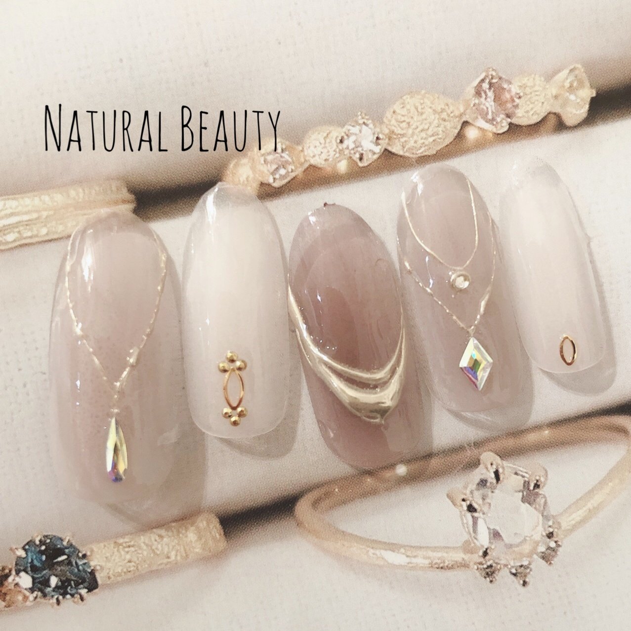 夏 秋 ハンド ビジュー ミディアム Naturalbeautyのネイルデザイン No ネイルブック