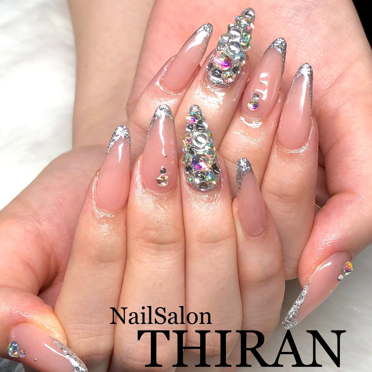 オールシーズン ハンド シンプル フレンチ ビジュー Nailsalon Thiranのネイルデザイン No ネイルブック