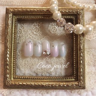 #アートし放題コース💅💕 +オプション 淡い紫とブルーのグラデーションでカラーリング

偏光パールの輝きと爪先のストーンが上品な印象を与えます♡
アクセントにビジューをあしらったエレガントなデザイン

#vカットストーン #オールシーズン #ブライダル #パーティー #デート #ハンド #ビジュー #ラメ #ミディアム #ホワイト #ピンク #パステル #ジェルネイル #ネイルチップ #sa #ネイルブック