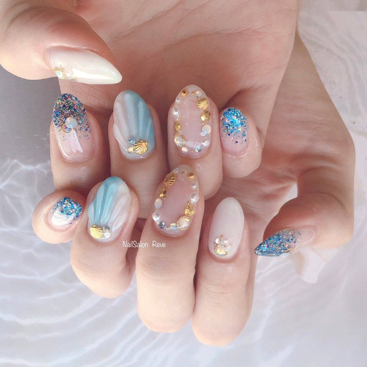 夏 人魚の鱗 ホワイト クリア 水色 Nail Salon Reveのネイルデザイン No ネイルブック
