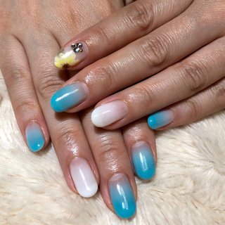 水色 白グラデーションのネイルデザイン ネイルブック