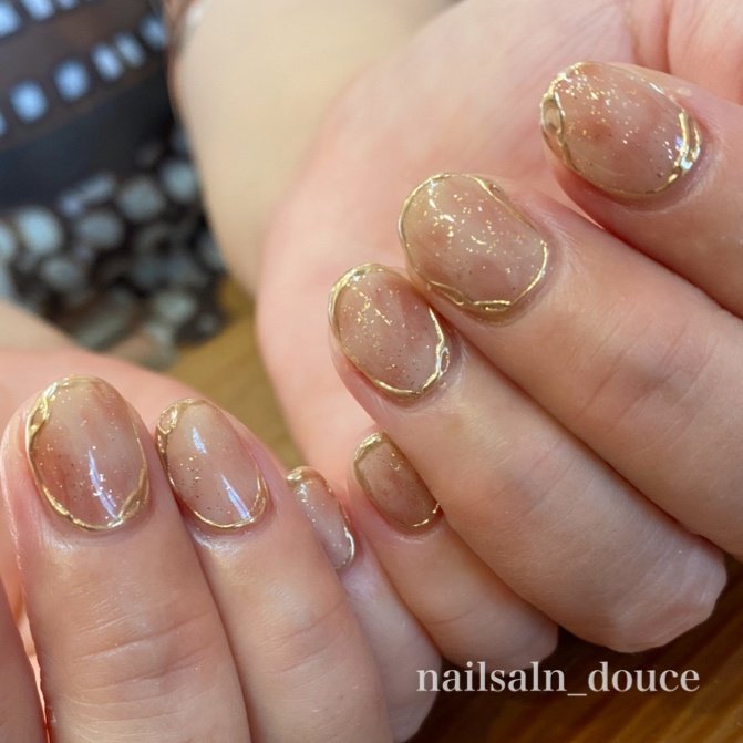 囲みネイルが気になる 今年の秋は囲みべっ甲の気分 Eyelash Nail Alpha アイラッシュアンドネイルアルファドット