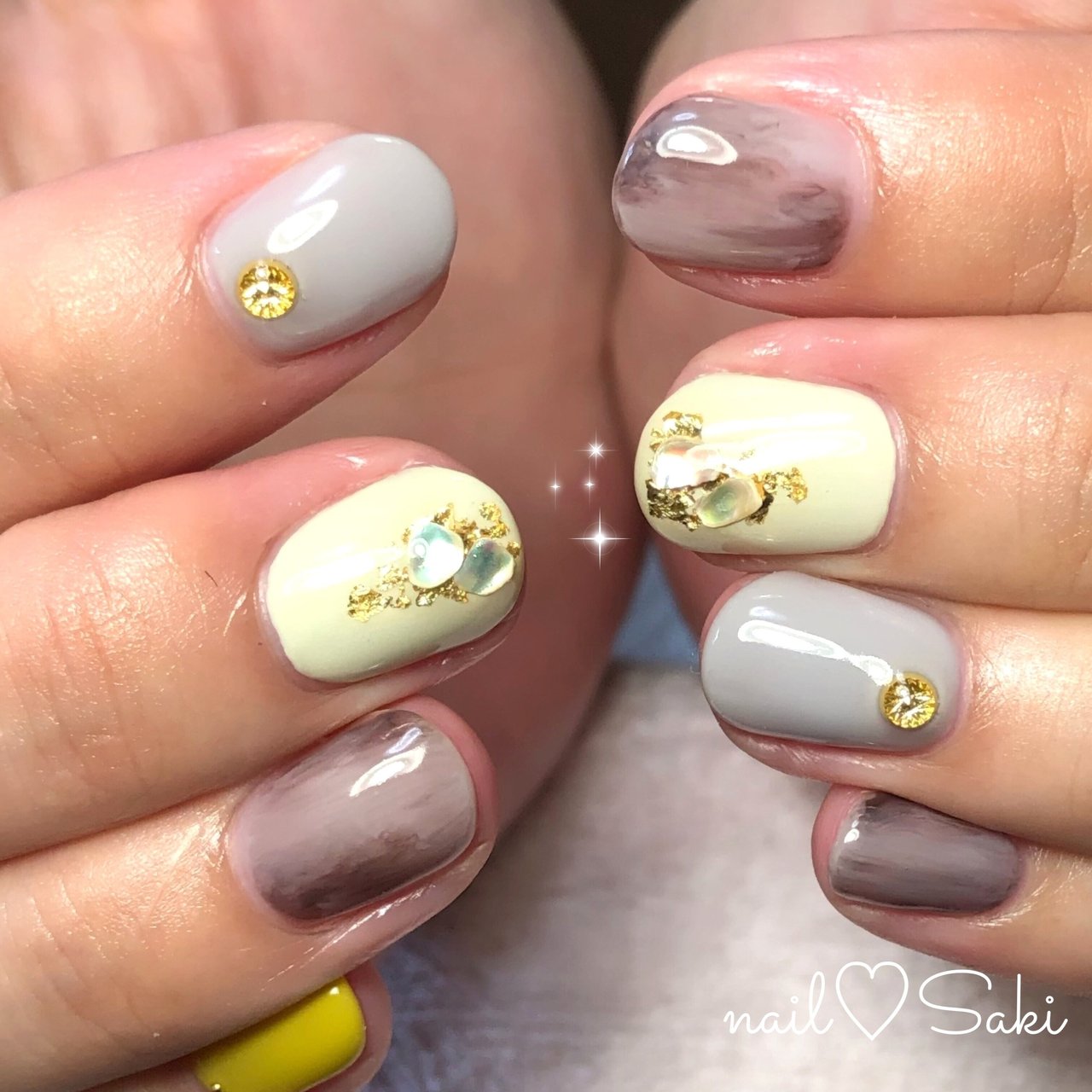 秋 冬 ハンド シェル ニュアンス Nail Sakiのネイルデザイン No ネイルブック