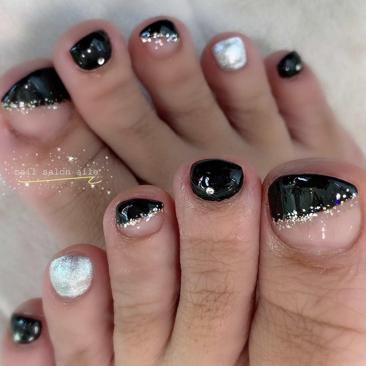 オールシーズン フット シンプル 変形フレンチ ラメ Nail Salon Aileのネイルデザイン No ネイルブック