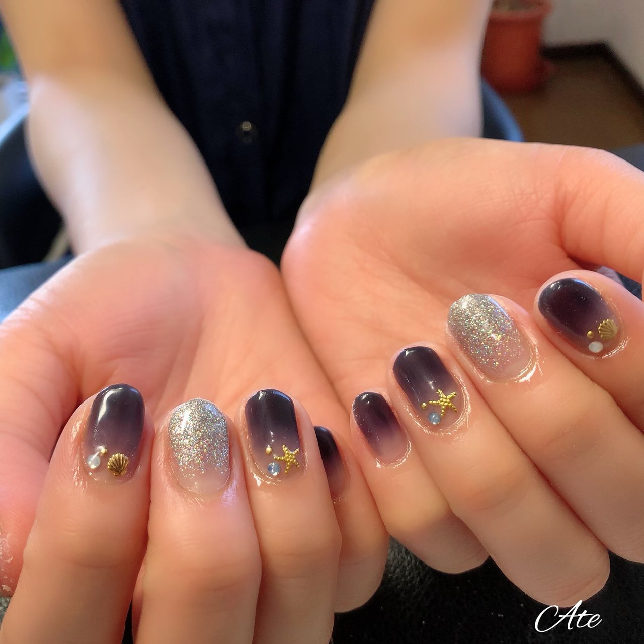 オールシーズン グラデーション ラメ ネイビー シルバー Ateのネイルデザイン No ネイルブック